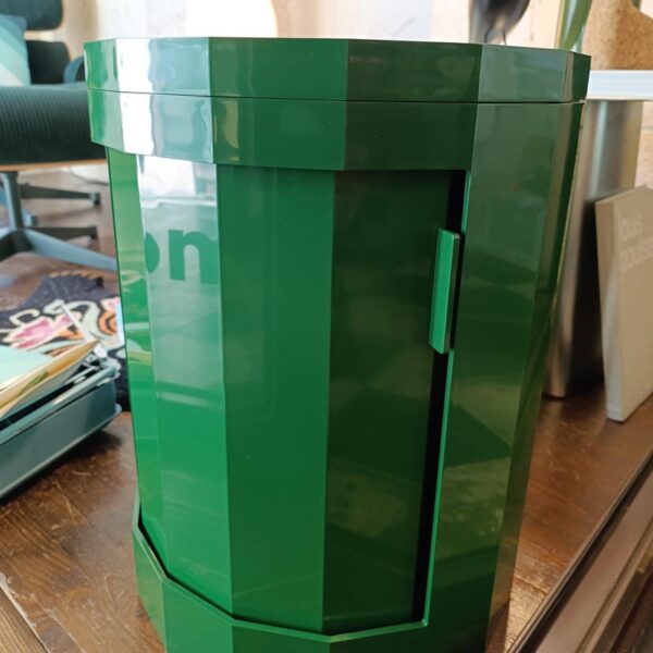 Facet Cabinet incluso piedi e ruote colore spinach green - HAY